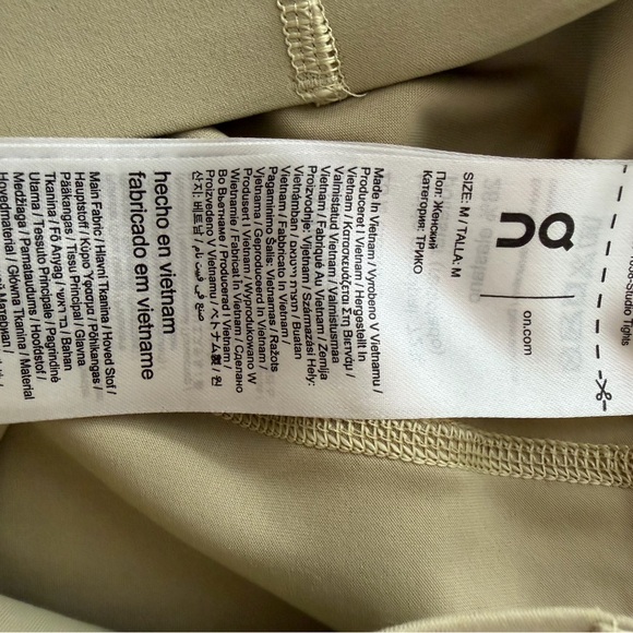 On Running High-Waist Active Leggings + Matching Crop Top - Picture 4 of 7